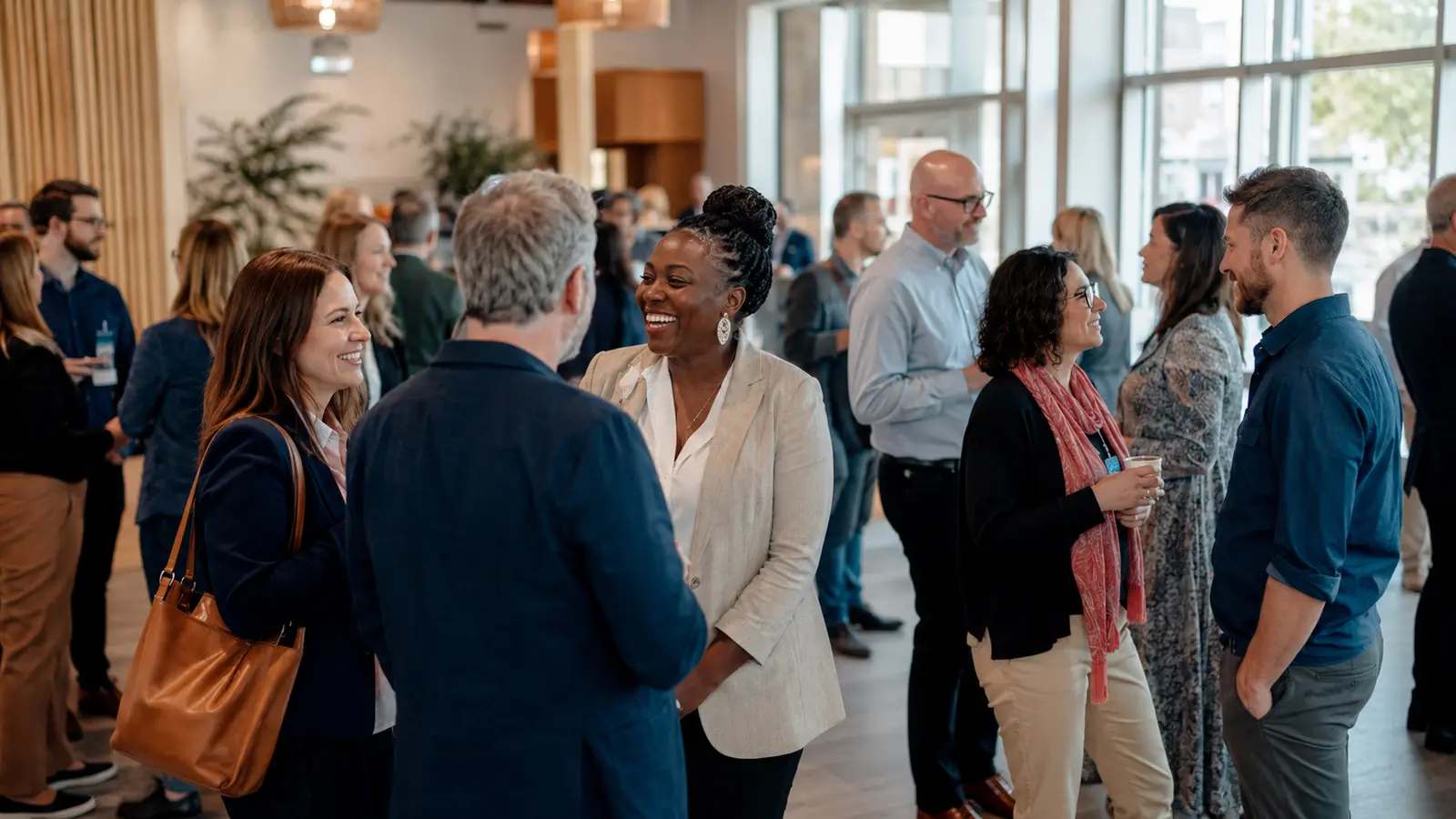 Des membres de la communauté d’affaires échangent lors d’un événement de réseautage